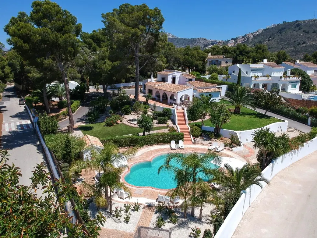 Villa Arcadia in El Portet, Moraira: landhuis met groot privézwembad en tuin